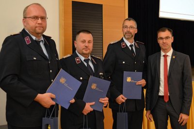 Ronny Hofmann, Tino Hocke und Michael Knoth (v. l.) wurden für fünf Jahre als Stadtwehrleiter (Knoth) und Stellvertreter der Stadtfeuerwehr gewählt. Oliver Gerstner (r.) gratulierte.
