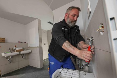Das Bauprojekt Goethehalle/Bürgerhaus gehört auch dieses Jahr in Treuen zu den größten Investitionen. Sascha Gärtner arbeitet mit seinen Kollegen dort aktuell im Sanitärbereich.