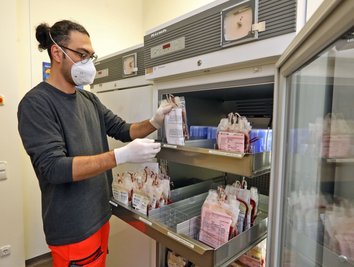 Oberarzt Gabor Nagy kontrolliert die Bestände im Blutlabor des Glauchauer Klinikums.