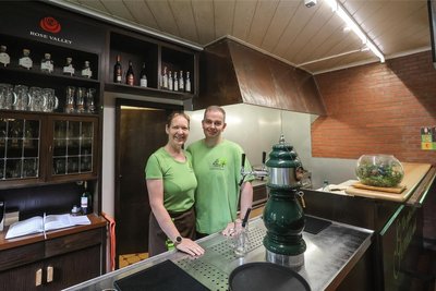 Yvonne und Kevin Lohse führen die Landgaststätte „Finkenmühle“ in Flöha als Zwei-Personen-Betrieb.