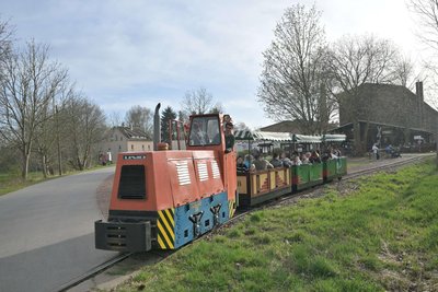 Die Feldbahn befördert am Pfingstwochenende ihre Fahrgäste durchs Gelände der „Alten Ziegelei“ in Niederwürschnitz.