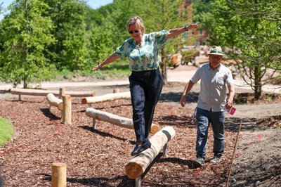 Tourismusministerin Barbara Klepsch (CDU) testet neben Bernd Birkigt, Geschäftsführer der Landesgartenschau, den Balanciergarten auf dem Gelände der Landesgartenschau 2027 in Aue-Bad Schlema.