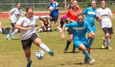 Auch Michelle Albrecht (l.) vom SV Affalter und Stefanie Legler vom ATSV Gebirge/Gelobtland haben das EM-Finale der Frauen sicher verfolgt. Beide standen sich selbst schon in einem Finale gegenüber - im Kreispokal siegten die SVA-Frauen im Sommer mit 2:0. 