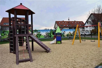 Der Spielplatz an der Carl-Wolf-Siedlung in Neukirchen ist noch relativ neu. Im Sommer braucht das Areal einen Schattenspender, finden Besucher.