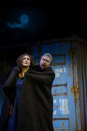 Lastschiffer Michele (Elias Han) und seine Frau Giorgetta (Leonora Weiß-del Rio) haben sich nach dem Tod ihres kleinen Kindes auseinandergelebt. 