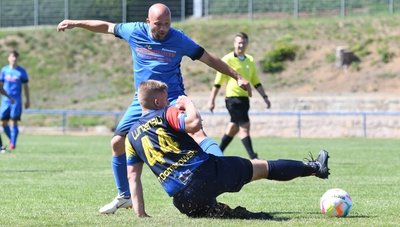 Remis im ersten Test: Der Hainichener Robert Link, hier gegen Tom Dombrowski, spielte mit seinem Team in Lunzenau 2:2. 