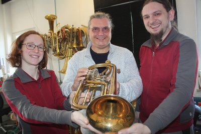 Anna Kroning, Ingolf Günther und Bernhard Kroning (von links) zeigen die neue Basstrompete.