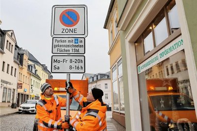 In Höhe der Stadtinfo brachten Toni Schwarze (l.) und Uwe Singer vom Bauhof die neue Beschilderung an, die ab dort in der Altstadt gilt. Aus Richtung Bahnhofsberg steht das Schild Zonenhaltverbot am Unteren Tor. 