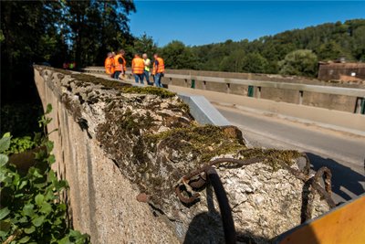 An dem alten Bauwerk hat sichtbar der Zahn der Zeit genagt. Seit mindestens 20 Jahren ist bereits durch Metallplanken die Fahrbahn über die Brücke eingeengt.