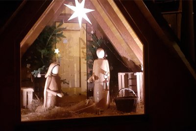 Passend zur Adventszeit präsentiert die Vier-Jahreszeiten-Hütte in Neukirchen zurzeit eine Krippenszene.