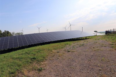 Nahe den Bahngleisen bei Hilbersdorf stehen bereits mehrere Photovoltaik-Anlagen.