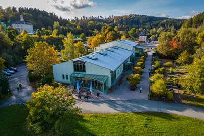 Am Sonntag wird zum Wiesenbader Kräutermarkt an und in der Kurparkhalle eingeladen.