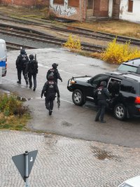 Spezialkräfte sichern das Gelände rund um die betroffene Berufsakademie FBAB.