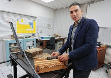 Mit dieser Buchpresse "heilt" Restaurator Basher Abd el Kader den Ledereinband einer Bibel aus dem 16. Jahrhundert aus dem Bestand der Ratsschulbibliothek. 