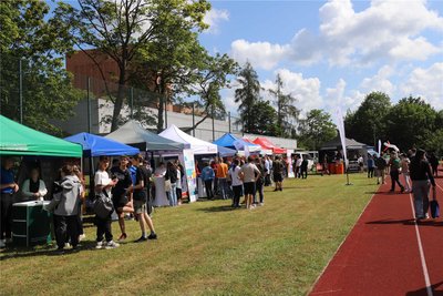 Neben dem Sport steht die Berufsorientierung im Mittelpunkt. 23 Firmen stellen sich beim AWO-Team-Cup in Freiberg vor.
