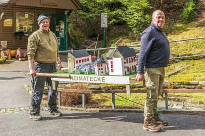 Die ersten Modelle werden von Monthy Trommler (l.) und Mario Hillig wieder an ihren Platz transportiert.