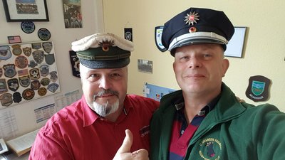 Rückkehr einer Mütze: Polizeioberkommissar Gabor Balint (links) - mit einer vor 37 Jahren gestohlenen Polizeimütze - und der Überbringer Graham Morley machen ein gemeinsames Foto.