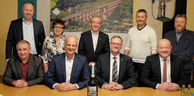Der Vorstand des neuen Fördervereins Göltzschtalbrücke. Vorn von links die Bürgermeister Axel Markert (Schriftführer), Mike Purfürst (Vorsitzender), Raphael Kürzinger (Stellvertretender Vorsitzender) und Alexander Schulze (Schatzmeister) sowie hinten von links die Beisitzer Lars Lange, Christa Trommer, Jan Gerbeth, Ralf Schaller und Jens Göbel. 