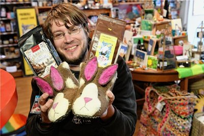 Christian Mädler bietet im Welt-Laden an der Thielestraße Freiberger Kaffee und auch Filzschuhe aus Nepal an. 