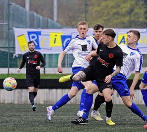 Tom Viehweger (gelbe Schuhe) vom Meeraner SV wurde gegen den Reichenbacher FC vor allem in der ersten Hälfte meist von mehreren Gegenspielern umzingelt. 