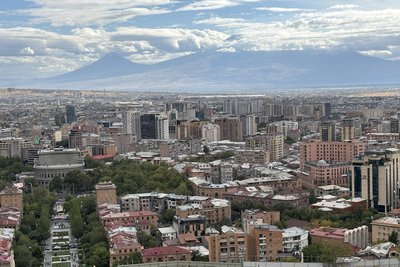 Jerewan von oben - im Hintergrund der große und der kleine Ararat.