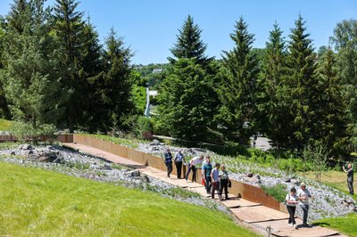 Eine Gruppe besichtigt die Hügelgärten auf dem Gelände der Landesgartenschau 2027 in Aue-Bad Schlema.