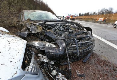 Drei Verletzte, vier demolierte Autos und hoher Schaden: Das ist die Bilanz von vier Unfällen, die sich am Dienstag innerhalb von zehn Minuten auf der A 4 zwischen Limbach-Oberfrohna und Hohenstein-Ernstthal ereignet haben.