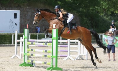 Frances Schirmer sprang auf Careteas zum 2. Platz bei den Sächsischen Jugendmeisterschaften in Moritzburg. 