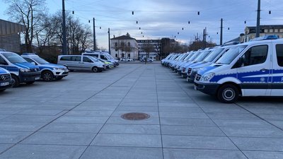 Die Polizei parkte vor dem Hauptbahnhof. 