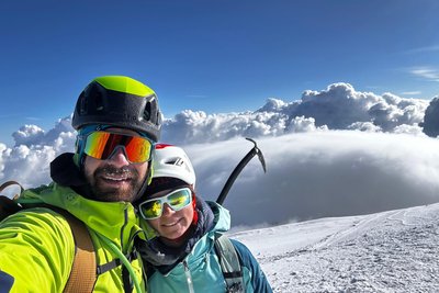 Manuel Kofler und Matilda Hunger gemeinsam auf dem Gipfel des Mont Blancs.