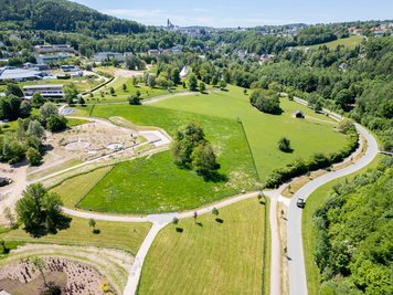 Blick auf das Gelände der Landesgartenschau 2027 in Aue-Bad Schlema. Für die Blumenschau wird der rund 21 Hektar große Kurpark aufgewertet und erweitert. 