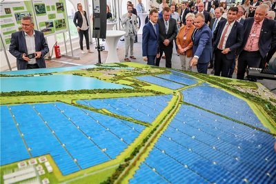 Dieses Modell zeigt den geplanten XXL-Solarpark südlich von Leipzig. Beim Spatenstich im Sommer 2022 schaute auch Sachsens Ministerpräsident Michael Kretschmer vorbei. Die Anlage soll eine der größten in Europa sein. Die Firma Gantner aus Zwönitz steuert die Technik bei. 