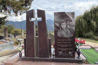 Grabstein eines Gefallenen im Krieg um Berg-Karabach 2020.