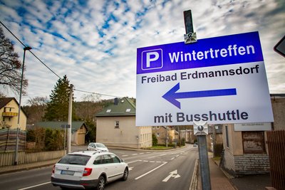 Schilder wiesen schon am Freitag auf den Zusatzparkplatz fürs Motorradtreffen in Augustusburg hin.