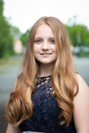 "Mein Kleid war zuerst kurz, aber ich habe einen langen Rock annähen lassen." Nadine Börner 18 Jahre