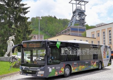 Vor dem Schacht 371 bei Bad Schlema wurden die zwei Linienbusse im Welterbe-Design vorgestellt. 