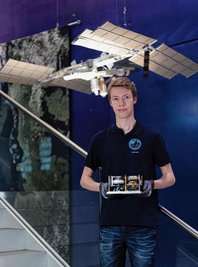 Phil Kreul mit dem fertigen Flugmodell für die ISS kurz vor dem Start. 