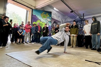 Breakdancer aus Chemnitz zeigten ihr Können und animierten zum Mittanzen.