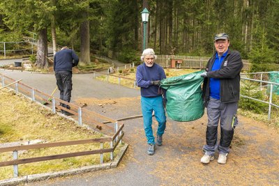 Noch läuft der Frühjahrsputz im gut 3000 Quadratmeter großen Gelände. Da packen immer alle mit an. Vorn: Tobias Haase und Holger Seidel (l.).