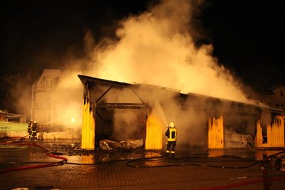 Die Lagerhalle zwischen der Bahnhofstraße und der Rudolf-Breitscheid-Straße stand am Freitagabend in Flammen.
