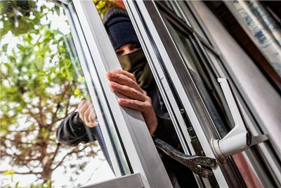 Unbekannte haben sich in Limbach-Oberfrohna Zutritt zu einem Bürogebäude verschafft.