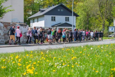 Freunde und Bekannte des Toten von Aue haben sich am Sonntag zu einem Trauermarsch in der Stadt getroffen.