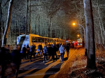 Hinter dem Stadion parkten Fan-Busse mit Aue-Anhängern aus dem Erzgebirge und aus dem Vogtland. 