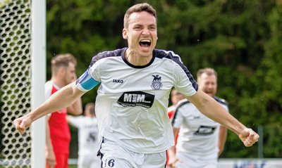 Geht als Kapitän beim SC Syrau voran: Paul Schneider. Hier jubelt er nach dem 1:1-Ausgleich gegen den FSV Treuen. Auch in der Vorwoche gegen Fortuna Plauen erzielte er einen Treffer, kommt somit auf sieben Saisontore. 