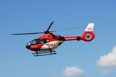 Das Kind wurde mit einem Rettungshubschrauber in ein Krankenhaus gebracht.
