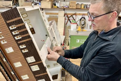 Thomas Schreier installiert neue Elektrik im Modell des Fichtelberghauses.