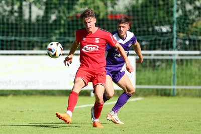 Florian Hansch als Fußballer des ZFC Meuselwitz in einem Testspiel gegen Erzgebirge Aue im Juli 2024.
