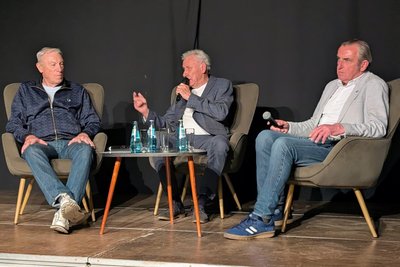 Eduard Geyer, Moderator Thomas Veit und Ralf Minge (v. l.) sprachen über Fußball.