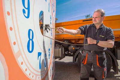 Die Uhr wurde aufwendig restauriert und wieder aufgehangen. Restaurator Dirk Röder bei der Vorbereitung der Montage des Ziffernblattes. 