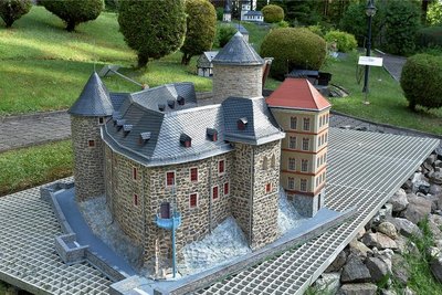 Der Altteil von Schloss Voigtsberg Oelsnitz samt Burgfried ist nach komplettem Neubau wieder in der Miniaturschaulage Klein-Vogtland in Adorf als Modell zu sehen.